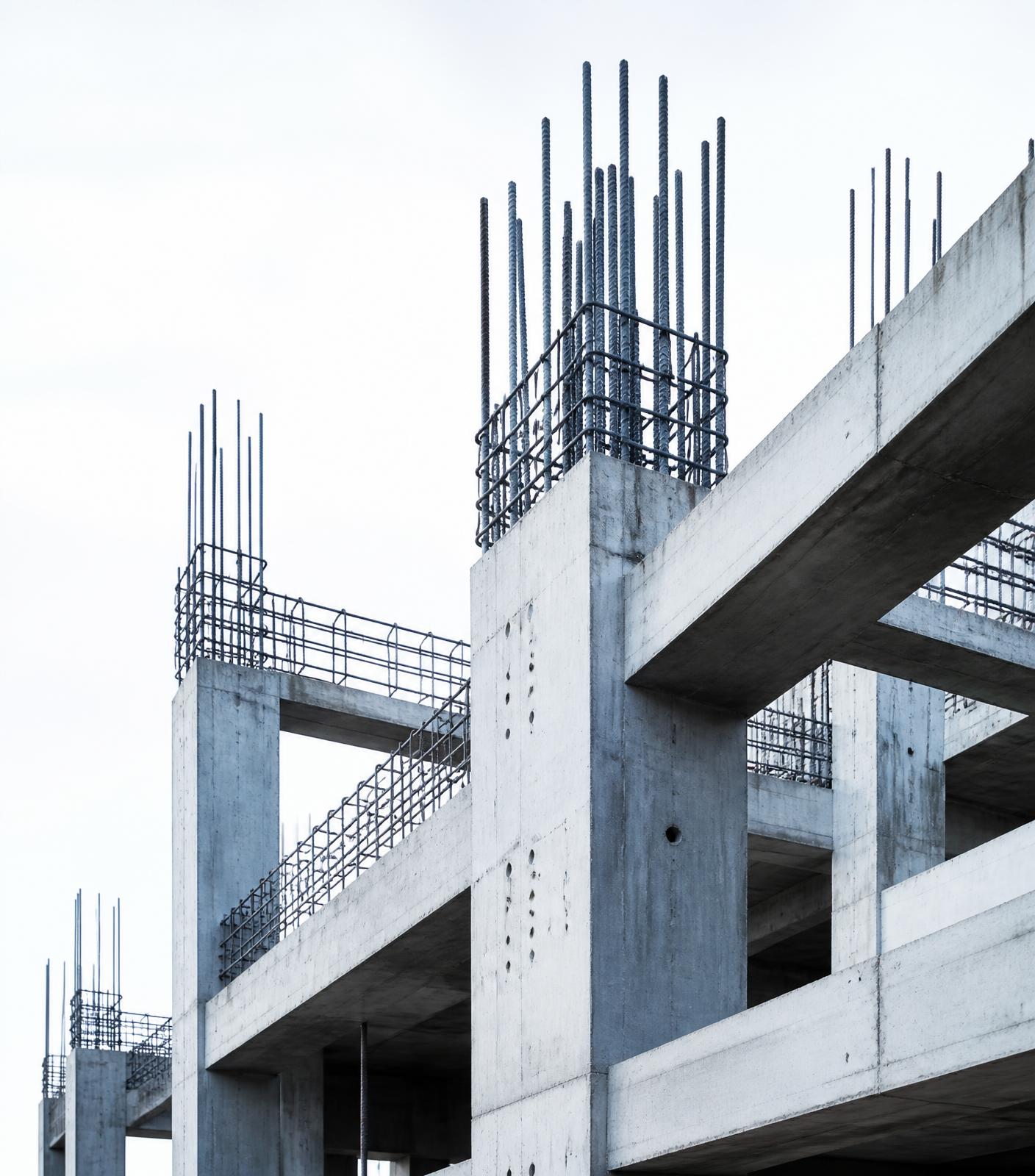 Estrutura em concreto armado com detalhe de armadura de pilares